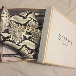 SIMMI SHOES - BLACK/WHITE SNAKE PRINT ANKLE BOOTS